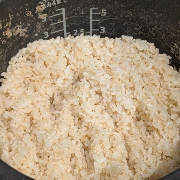 小さじ1杯の『菊芋粉末・極』を混ぜて炊いたご飯