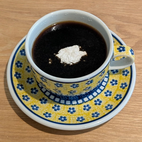 菊芋パウダー1gをコーヒーに投入